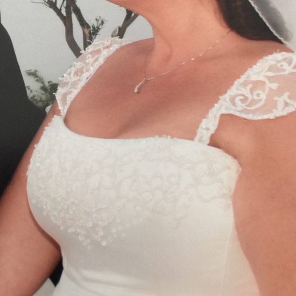 Elegant creme color wedding dress - Picture 1 of 4