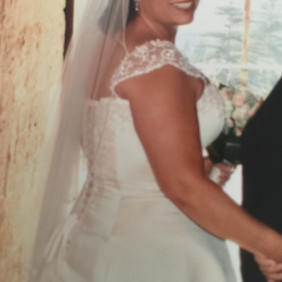 Elegant creme color wedding dress - Picture 2 of 4