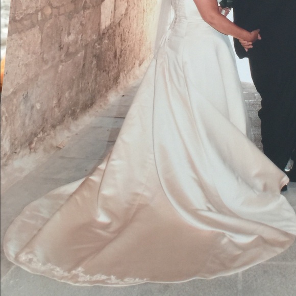 Elegant creme color wedding dress - Picture 3 of 4