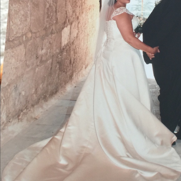 Elegant creme color wedding dress - Picture 4 of 4