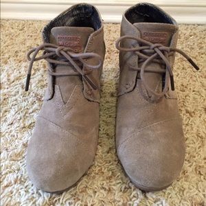 Toms desert wedge in taupe
