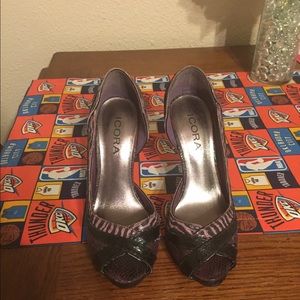 Icora purple black pumps