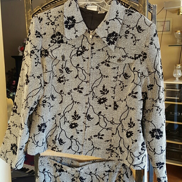 NICE TWO PIECE SKIRT SET FOR THE SPRING