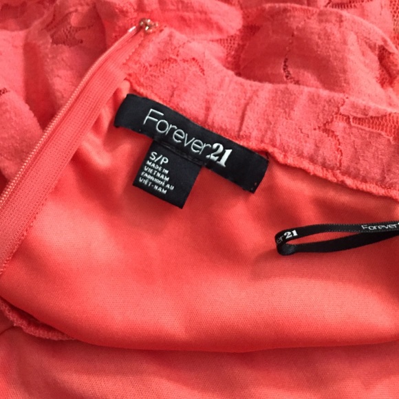 Sleeveless Lace Dress - Picture 2 of 3