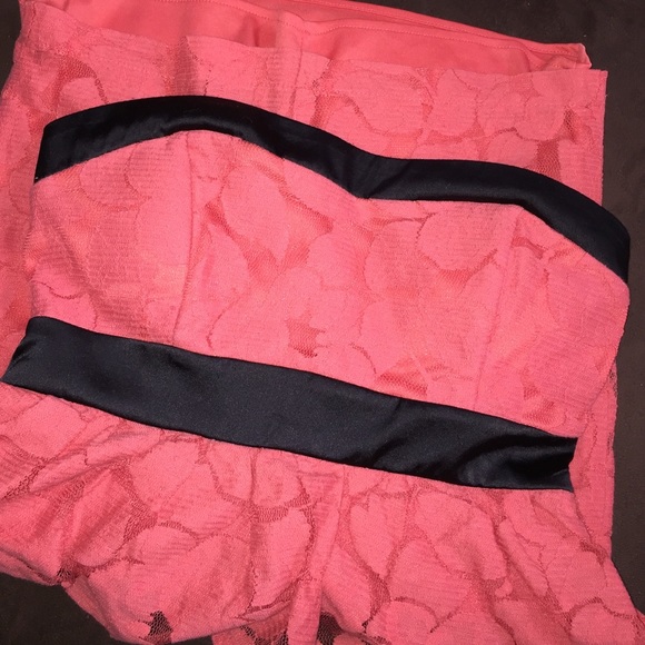 Sleeveless Lace Dress - Picture 3 of 3