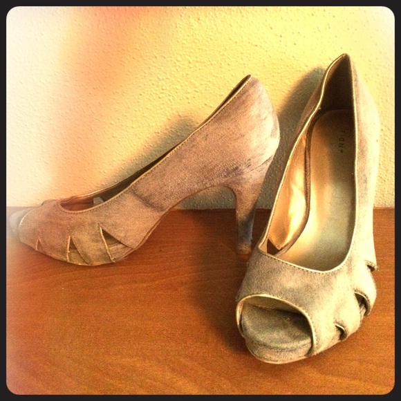 Fioni nude suede pumps