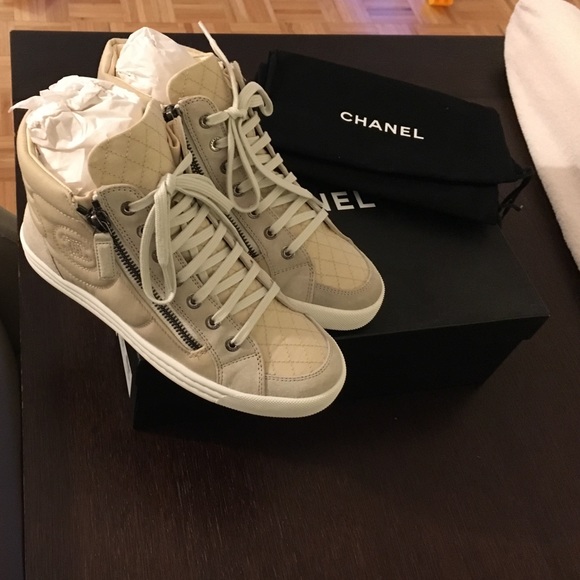 SOLD 🚫🚫🚫Chanel Suede Hightop Sneakers