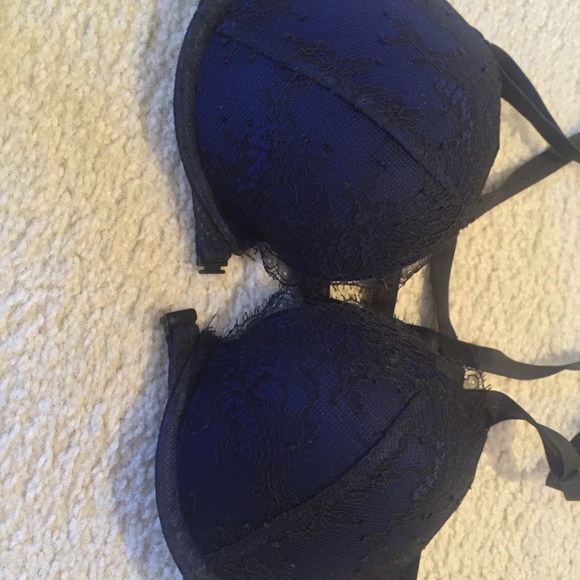 Victoria's Secret 36C Bra. Navy and black lace - Picture 1 of 3
