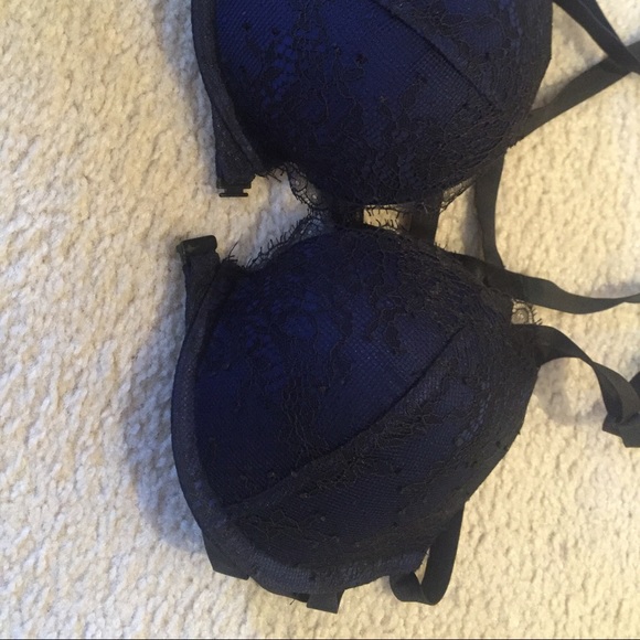 Victoria's Secret 36C Bra. Navy and black lace - Picture 3 of 3