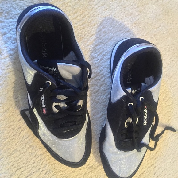 Reebok co-Ed silver shoe! Size 10 women/ 9 men - Picture 1 of 3