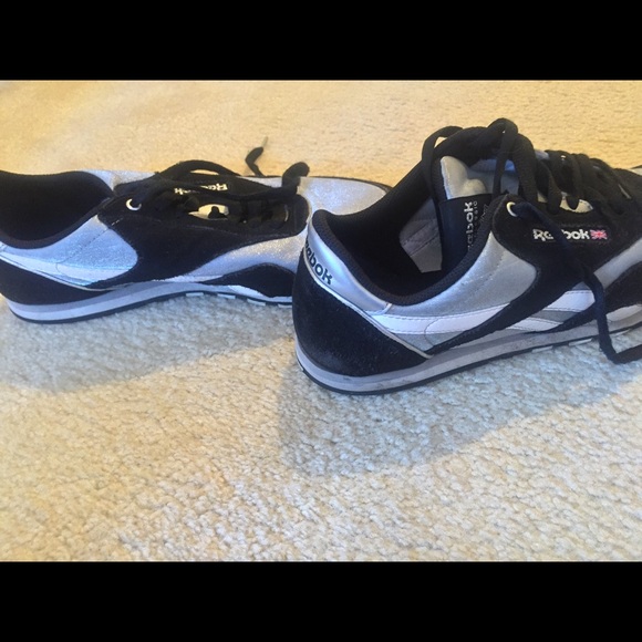 Reebok co-Ed silver shoe! Size 10 women/ 9 men - Picture 3 of 3