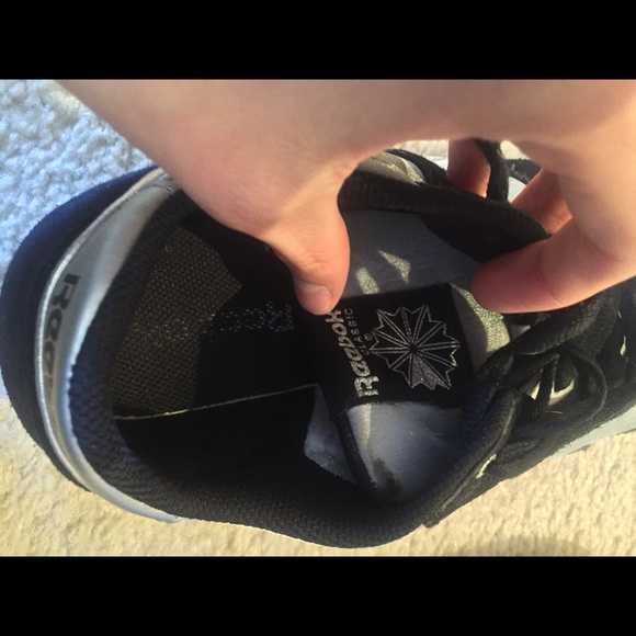 Reebok co-Ed silver shoe! Size 10 women/ 9 men - Picture 2 of 3