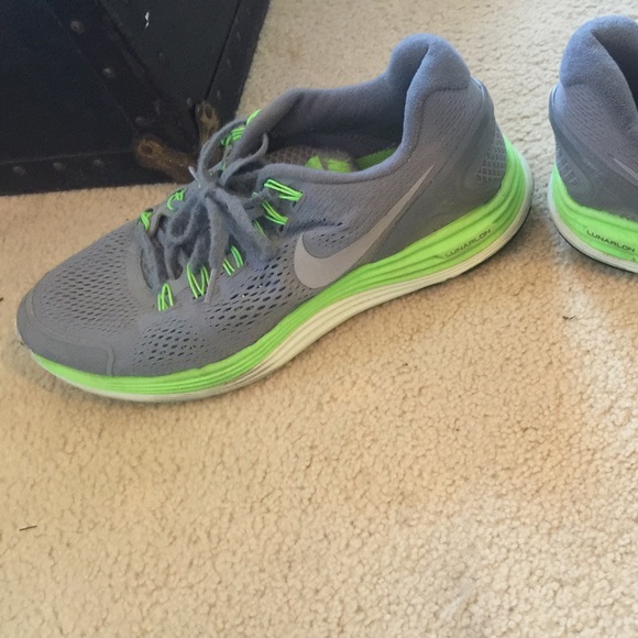 Size 11.5 women/men 9.5 Nike shoe! - Picture 2 of 3