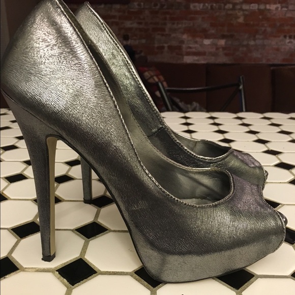 Jennifer Lopez Shoes - 🎉HP🎉 Silver metallic peep toe 5 inch heel pumps