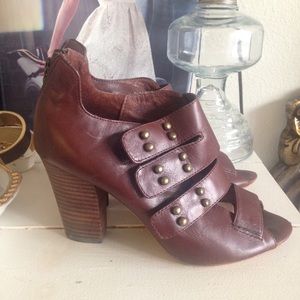 Colonial style wrap heels