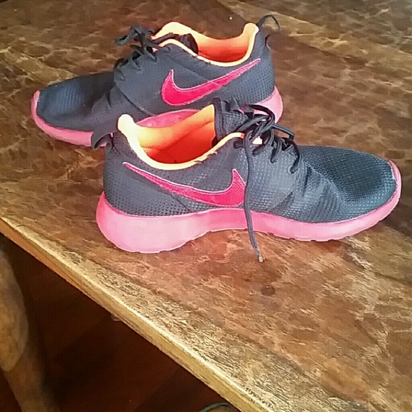 2 Nike Roshe