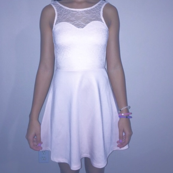 H&M Divided pink lace chested, v cut back dress