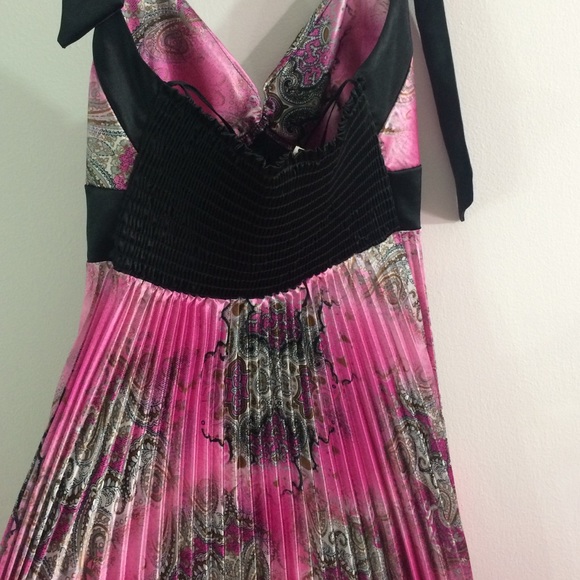 Beautiful dress - Picture 2 of 4