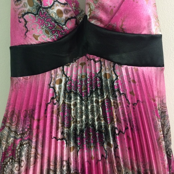 Beautiful dress - Picture 4 of 4