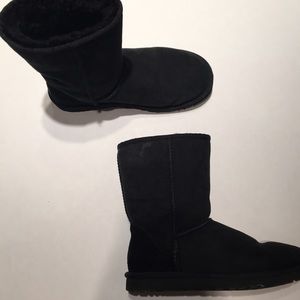 SHORT BLACK UGG BOOTS!