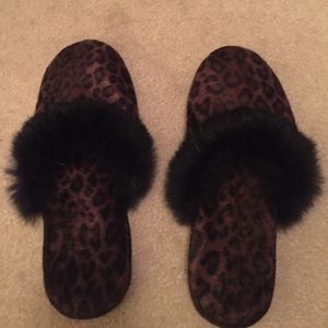 Leopard print slippers with fur lining