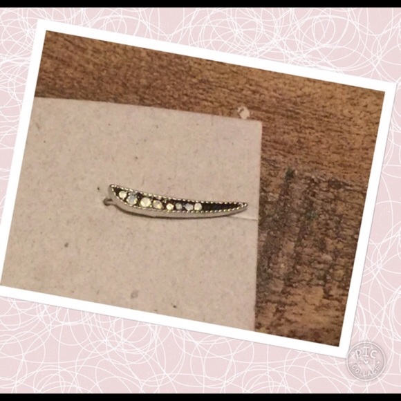 Sunahara Jewelry Jewelry - NWT Dagger Ear Climber 💋