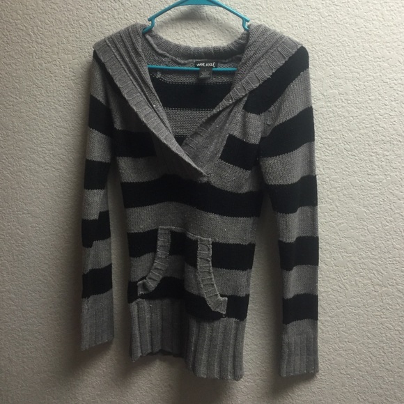 Wet seal sweater. Size small