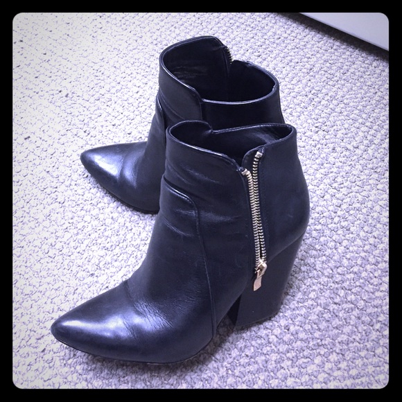 Used BCBGeneration heeled booties sz 7M