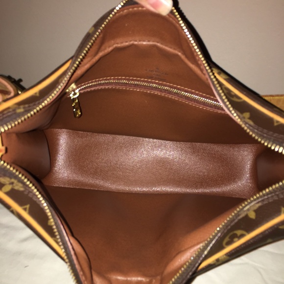 🌹SOLD🌹Authentic Louis Vuitton Boulogne. 🌹SOLD🌹 - Picture 3 of 4