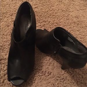 Black closed toe heels.