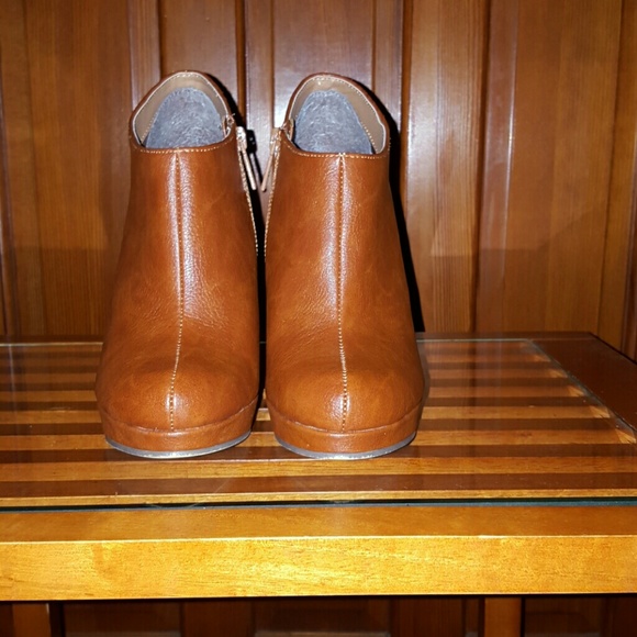 Size 8 Cognac ankle booties