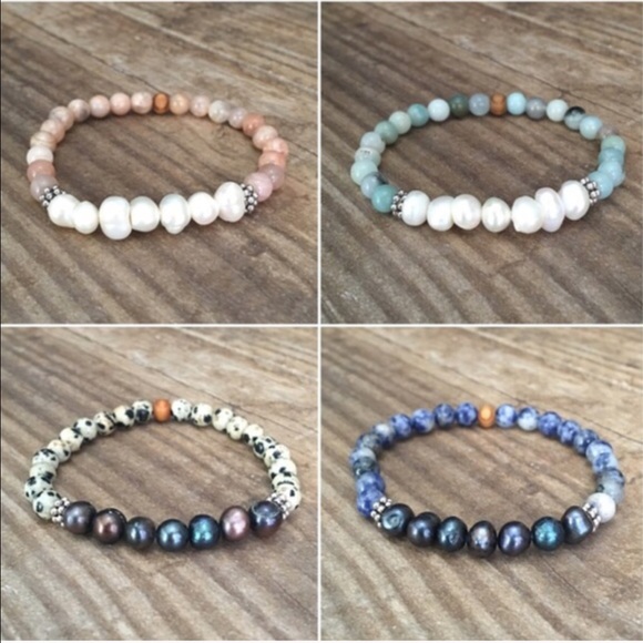 Set of 5 Pearl Stretch Bracelets - Picture 2 of 6