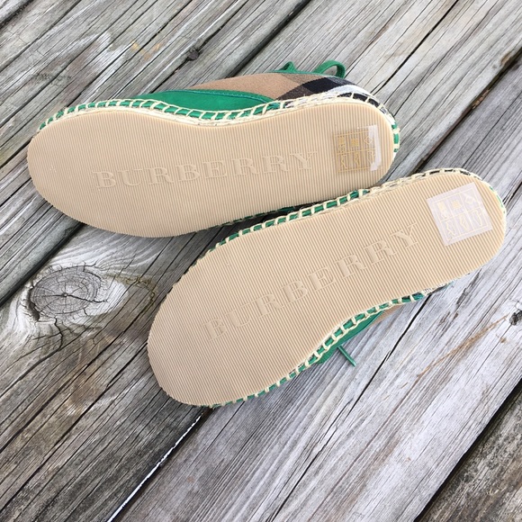 NEW W/ TAGS! BURBERRY unisex toddler shoes - Picture 3 of 4