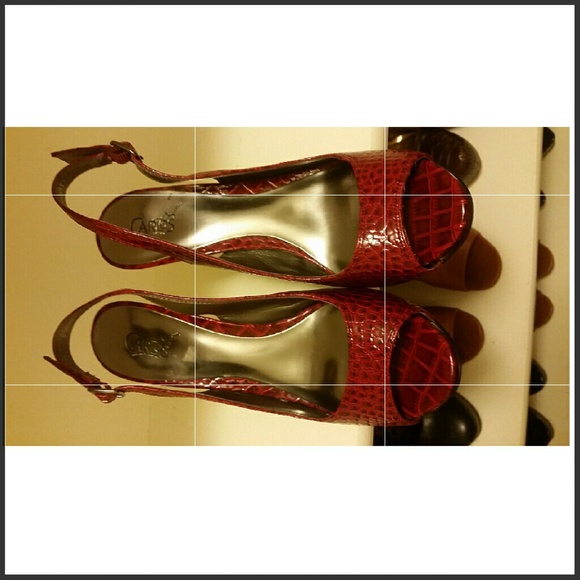 Carlos Santana Size 9 Red and Black Pumps