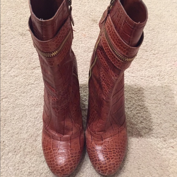 BCBG Booties Size 7.5/8. Heel : 3.75