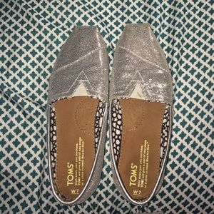 Sparkly silver TOMS size 7 super comfy