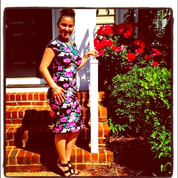 Super cute keyhole back fitted dress