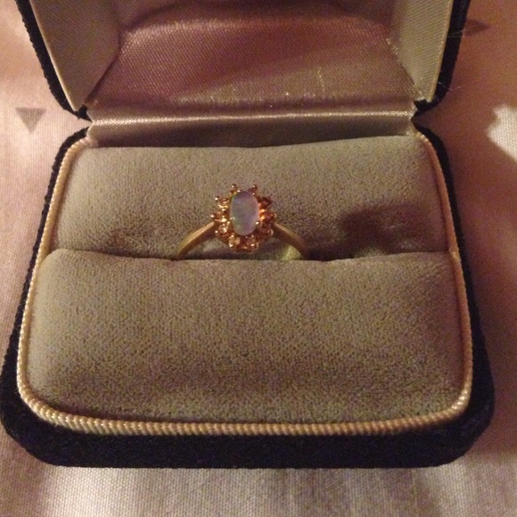 Gold ring with opal and diamonds. - Picture 1 of 4