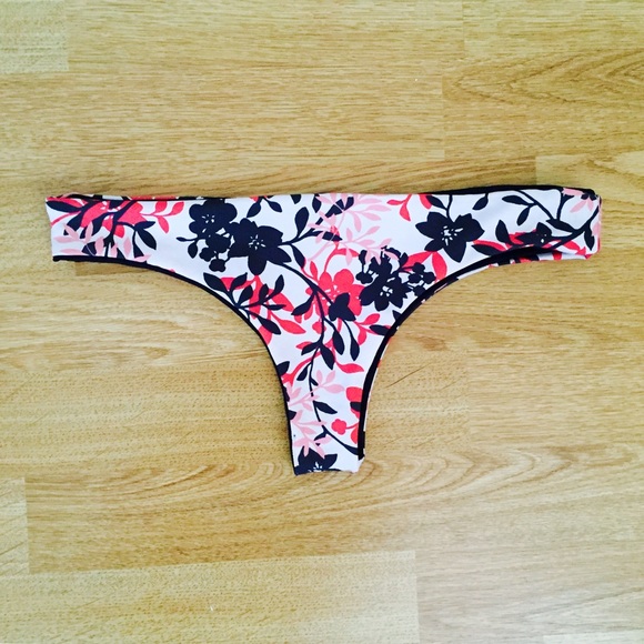 NEW Reversible Thong Bikini Bottom 👙 - Picture 2 of 4
