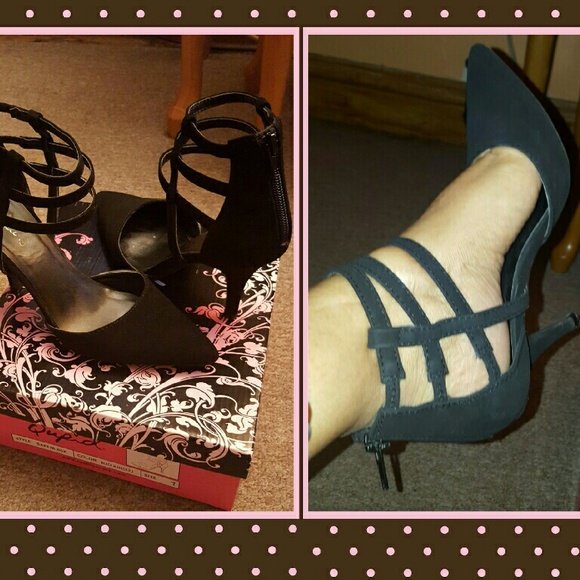 Black pumps