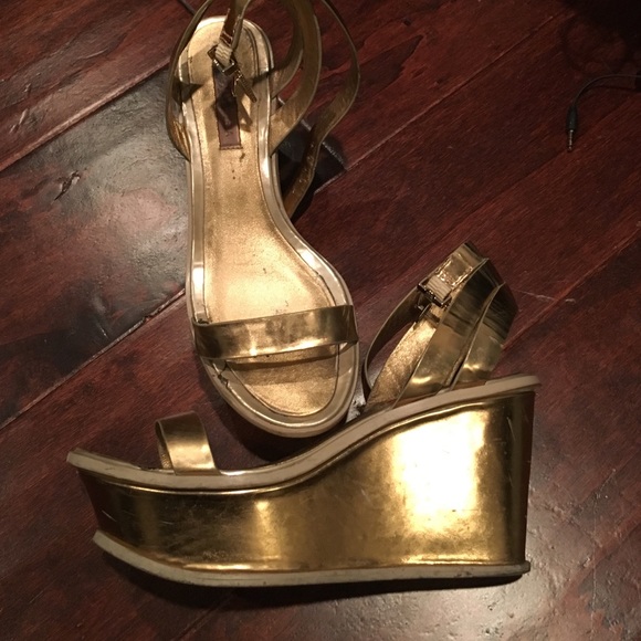 ISO looking for BCBG WEDGE ANY COLOR 8 or 7.5