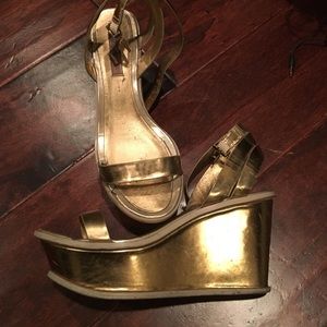 ISO looking for BCBG WEDGE ANY COLOR 8 or 7.5