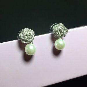 🎉FREE🎉 Elegant Pearl Flower Earrings