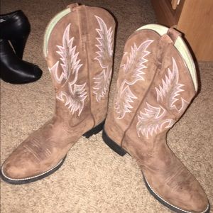 Ariat boots size 9 worn a few times