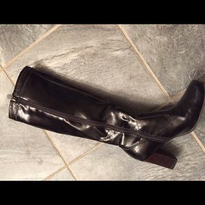 Dark brown boots. Etienne Aigner