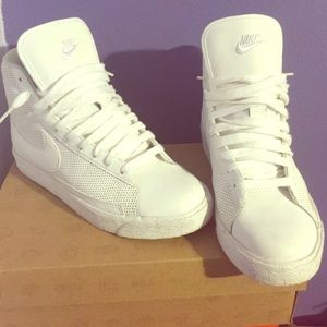 Nike womens Blazers. men size 5 - womens size 7