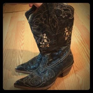 Snip toe corral cowboy boots size 8