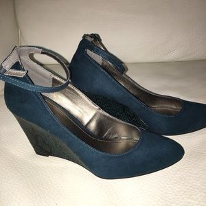 Kenneth Cole green suede wedges with ankle strap