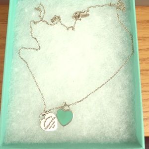 Tiffany and co heart necklace (no trading At all)