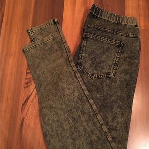 NWT HUE Skinny Jeanz Legging. Size S.